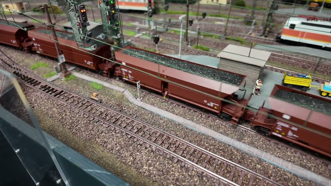 BR 152 als  2,60 m langer Erzbomber. Vom Hamburger Hafen &uuml;ber Haalboch Richtung Maschen. #train