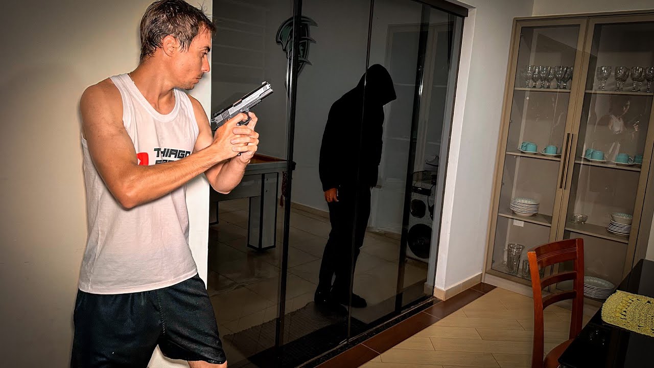 ELE INVADIU A MINHA CASA DE MADRUGADA