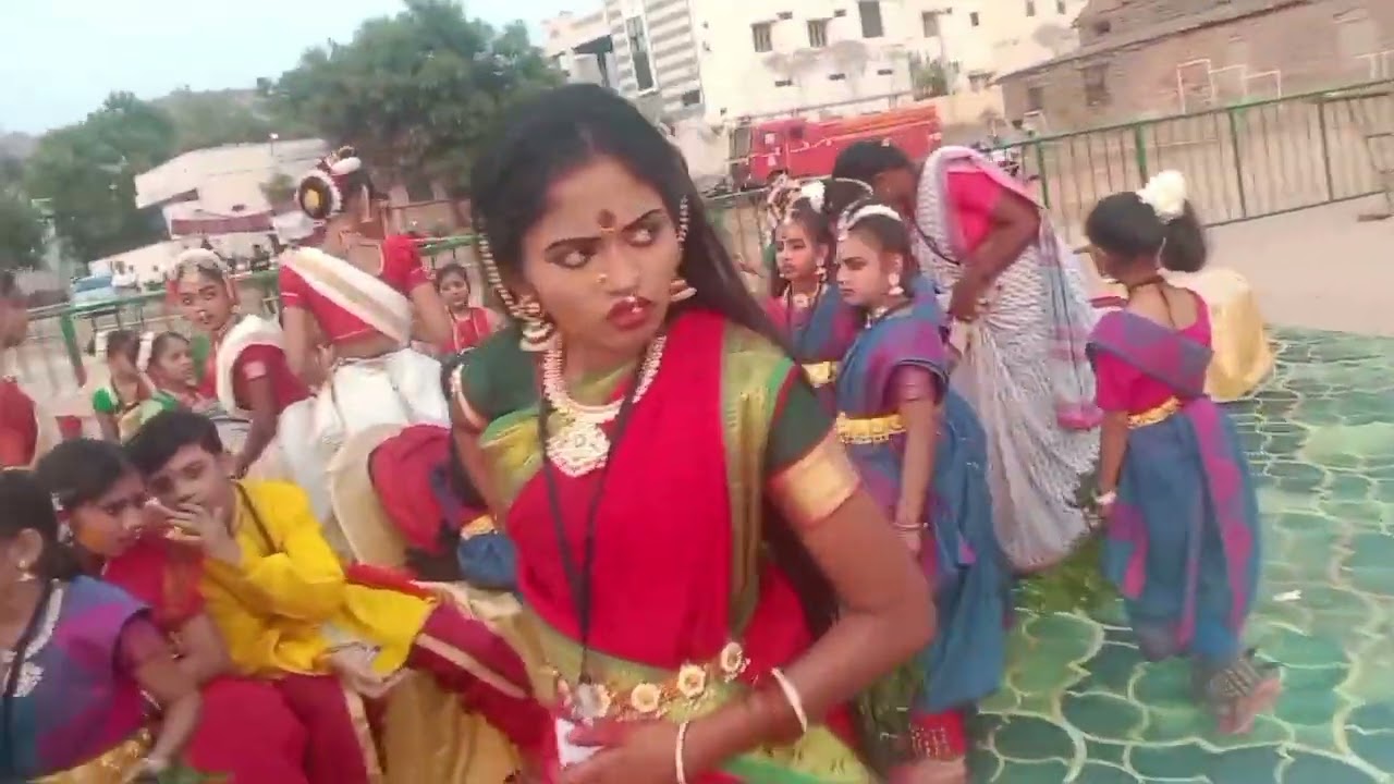 గీతాలాపన ఆపై ఈశ్వరుని నృత్యం