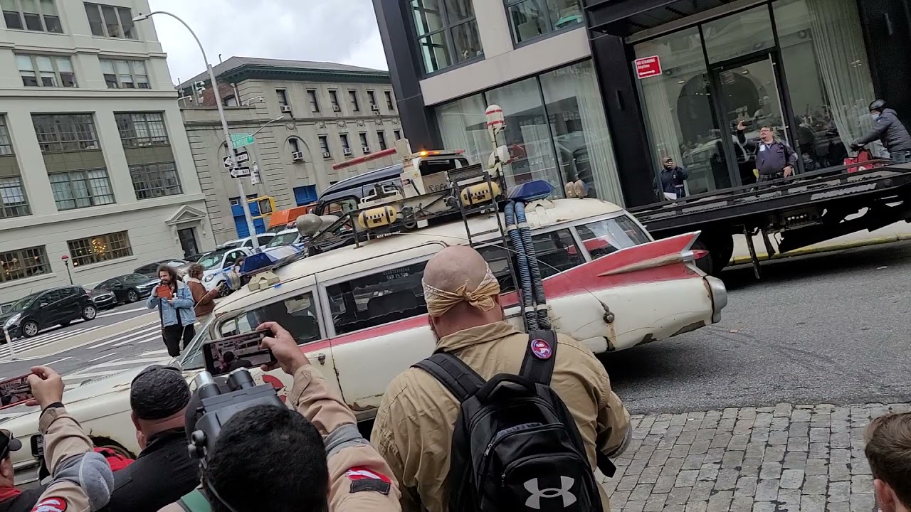 Ecto-1 pulling out of Hook & Ladder 8