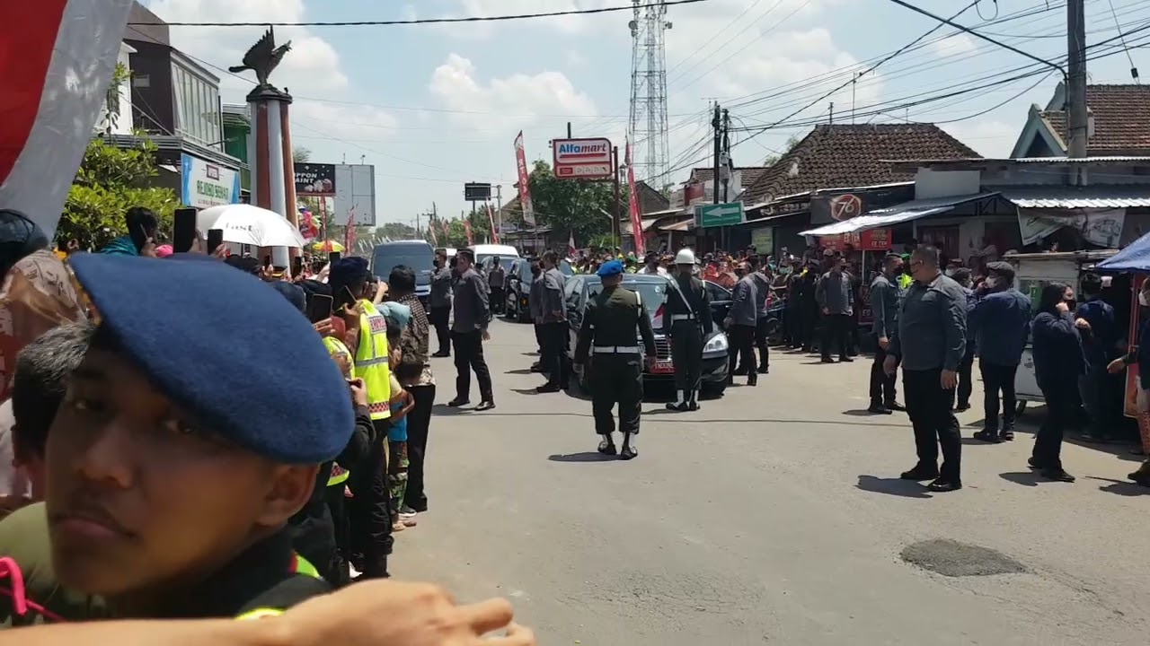 Nganjuk-Detik detik kedatangan Pak Jokowi Pasar Rejoso Nganjuk 20 Des 2022