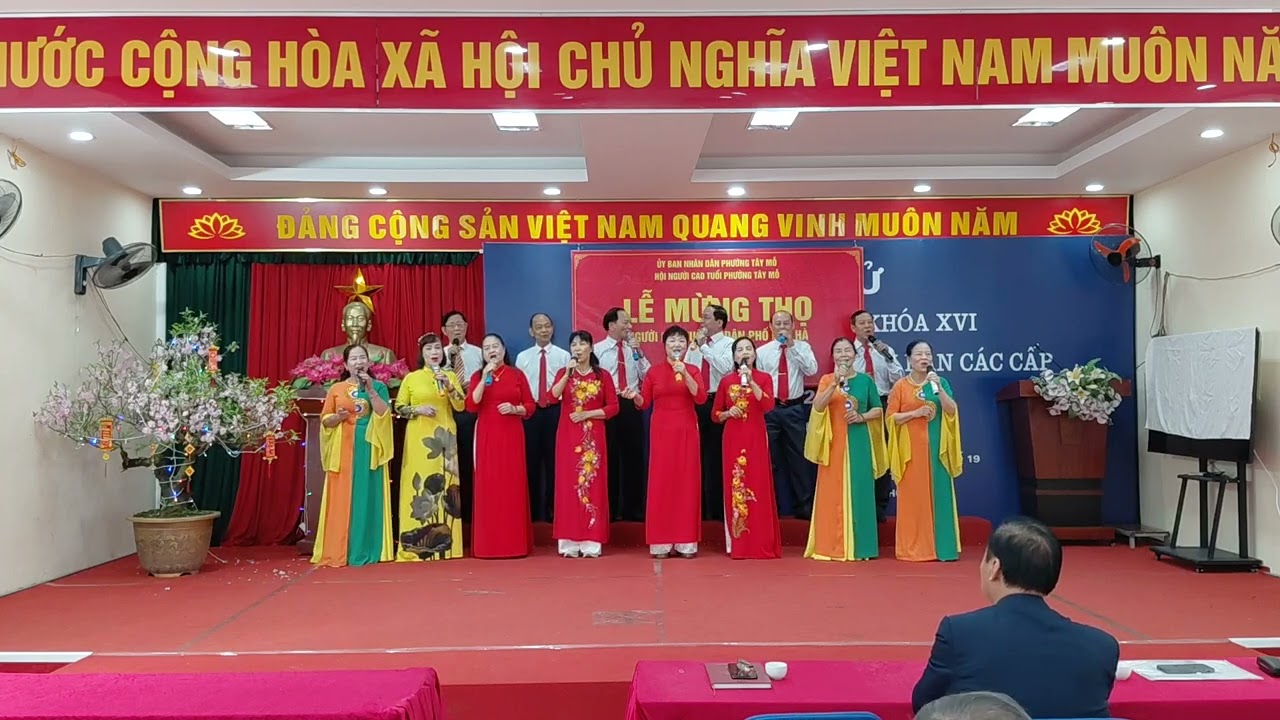 Tốp ca nam nữ TDP Phú Hà biểu diễn bài hát: Hành khúc Người cao tuổi. 