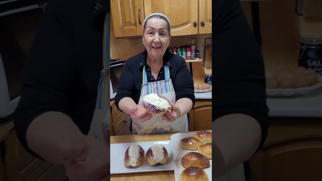 I maritozzi romani: un'esplosione di soffice piacere che accarezza il palato con dolcezza 🫶