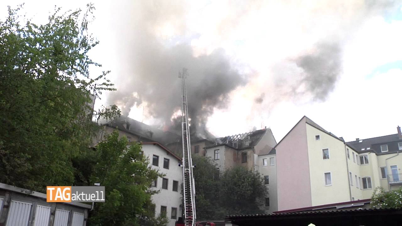 Brand in Zwickau:  Dachstuhl von ehemaligen Hotel in Flammen