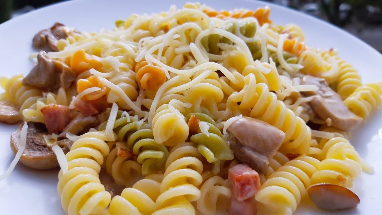 Massa fusili com bacon, cogumelos, fiambre e natas