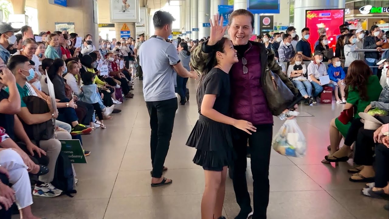 Đi Sân Bay Đón Ông Bà Nội Bé Uyên | Vinh & Truyen