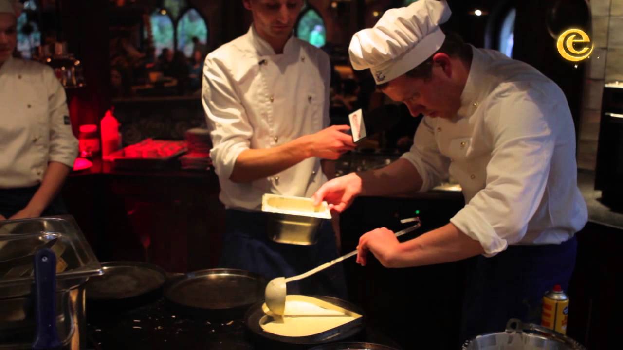 Benten bakt 200.000ste pannenkoek in Polles Keuken - Efteling