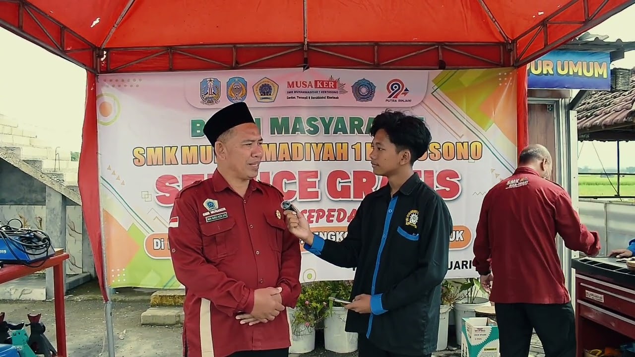 BAKTI MASYARAKAT SMK MUHAMMADIYAH 1 KERTOSONO SERVICE GRATIS DI DESA LENGKONG KAB. NGANJUK