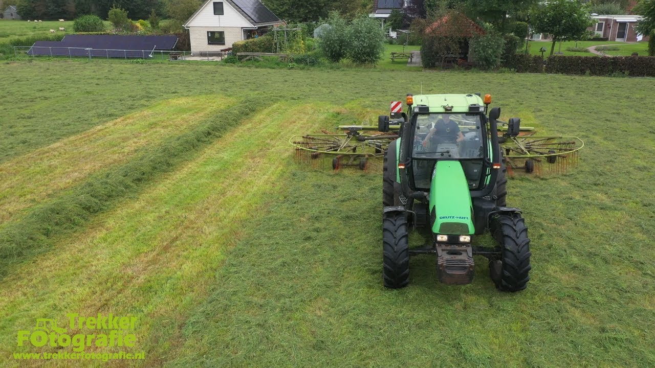 Loonbedrijf Bol aan het gras harken