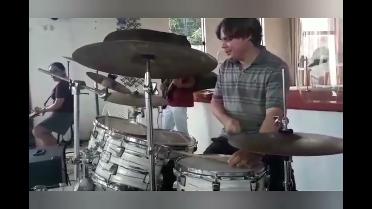 Muller na batera tocando reggae