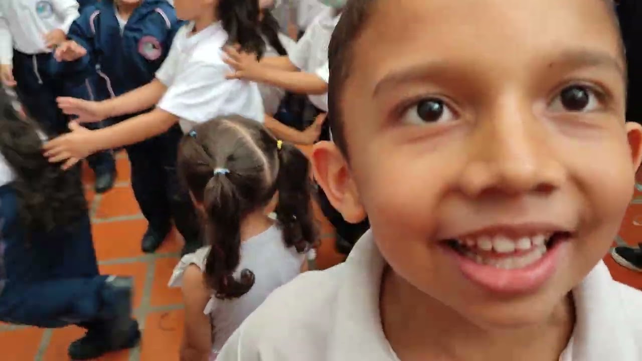 HACIENDO FILA EN EL TRENCITO PARA LLEGAR A COMER PALOMITAS
