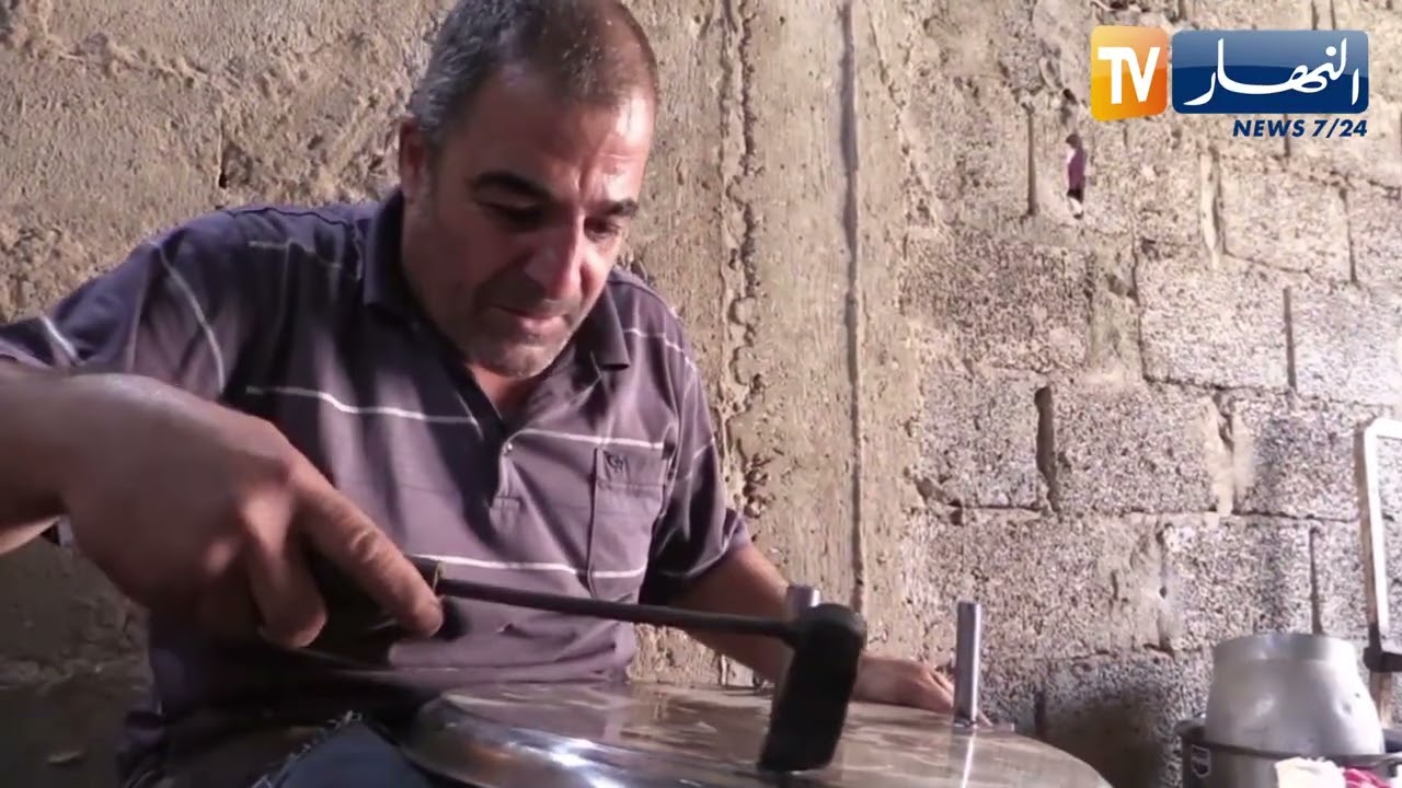 غليزان: تصليح الأواني القديمة.. مهنة السيد غلام الله لأزيد من 30 سنة