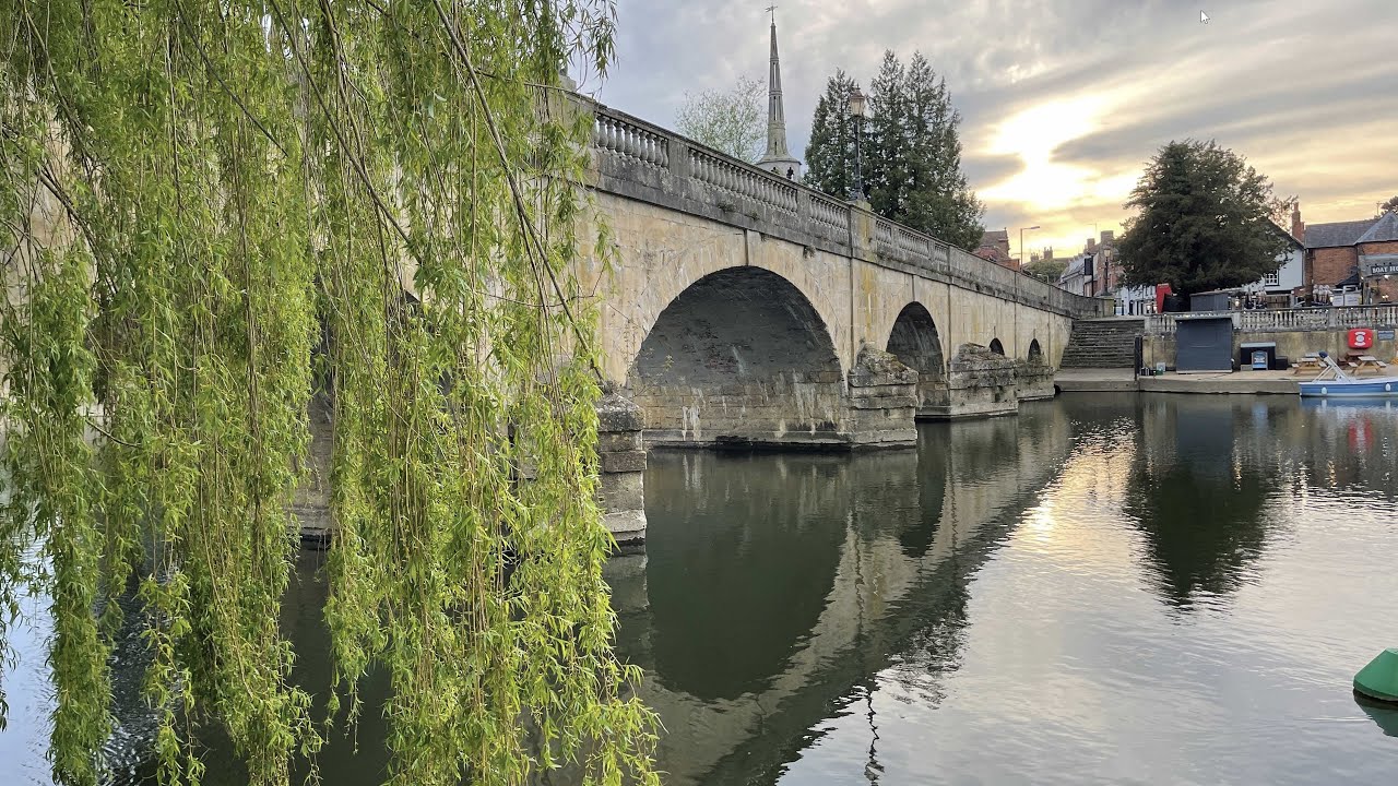 Floating on the Thames  -  Goring to Wallingford