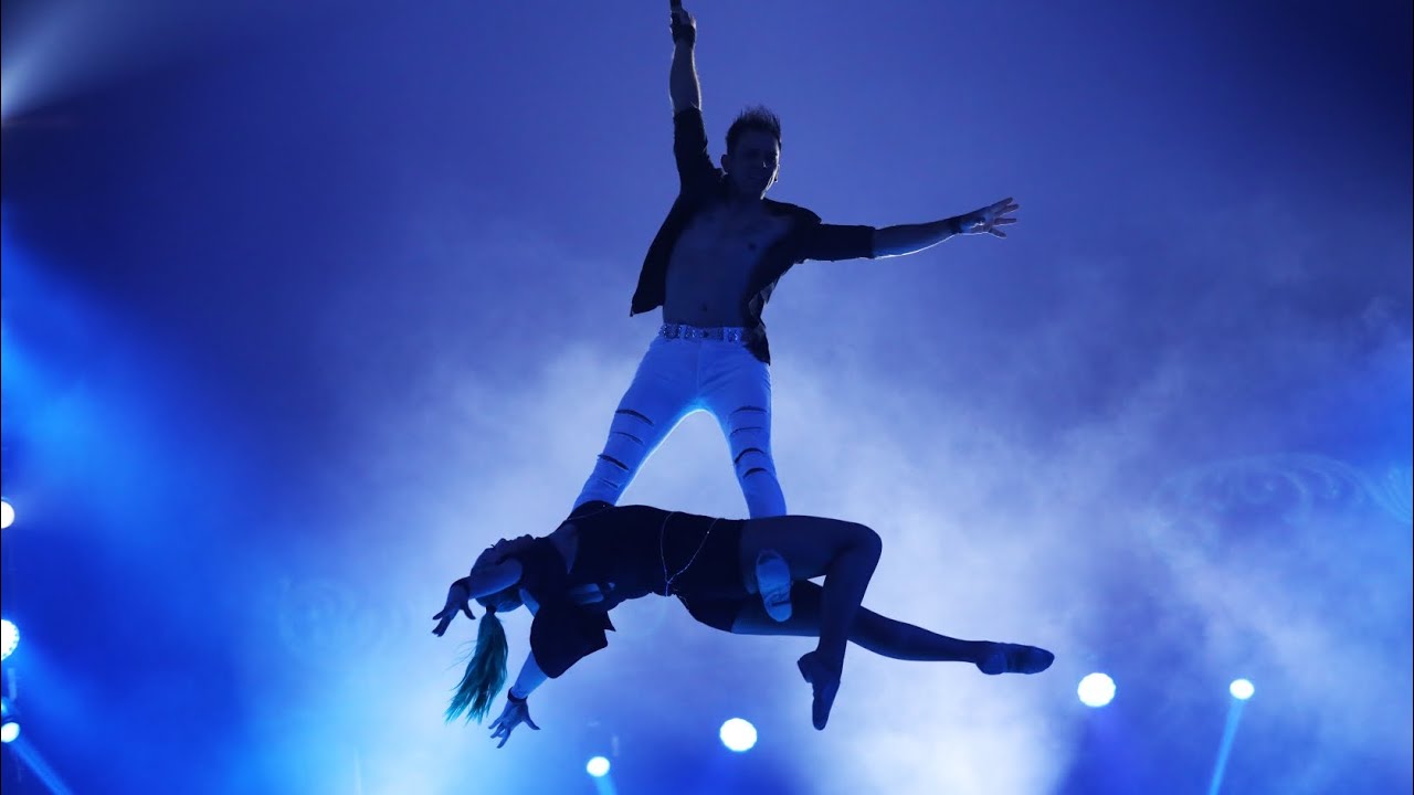Duo Insanity- Aerial Straps performing in France at Nouveau Cirque Zavatta 2023