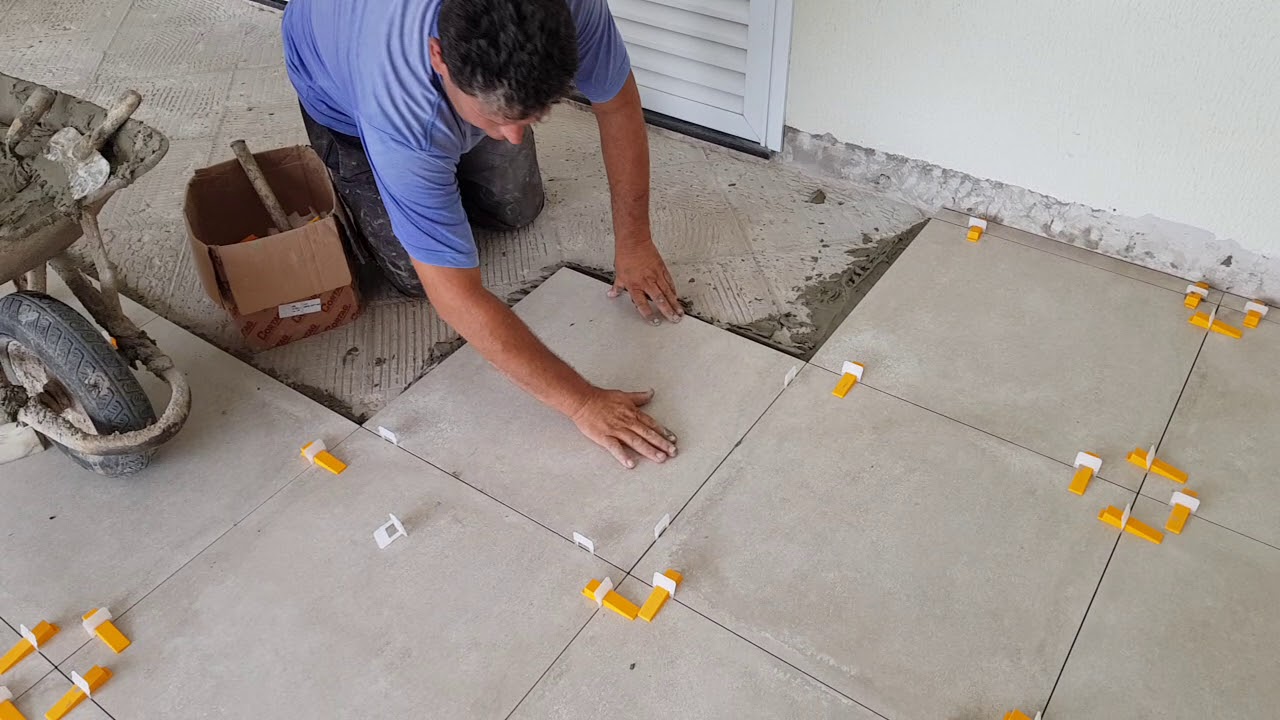 Colocação de piso com cunhas e espaçadores Cortag