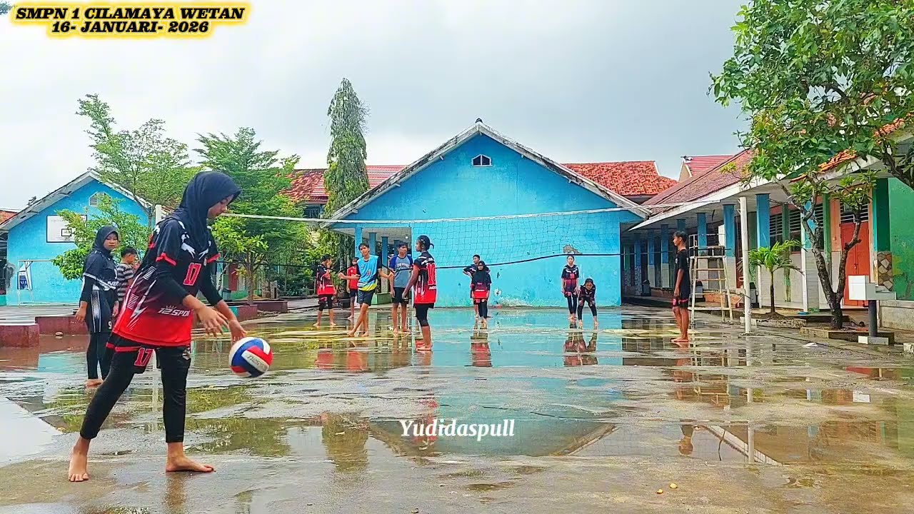 Latihan saat hujan SMPN 1 CILAMAYA WETAN