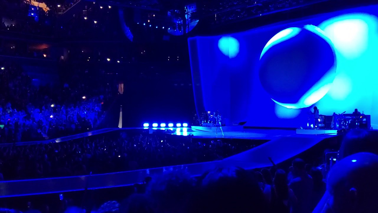 Ariana Grande BEST BREATHING EVER - Barclay Center Brooklyn June 14/night 1