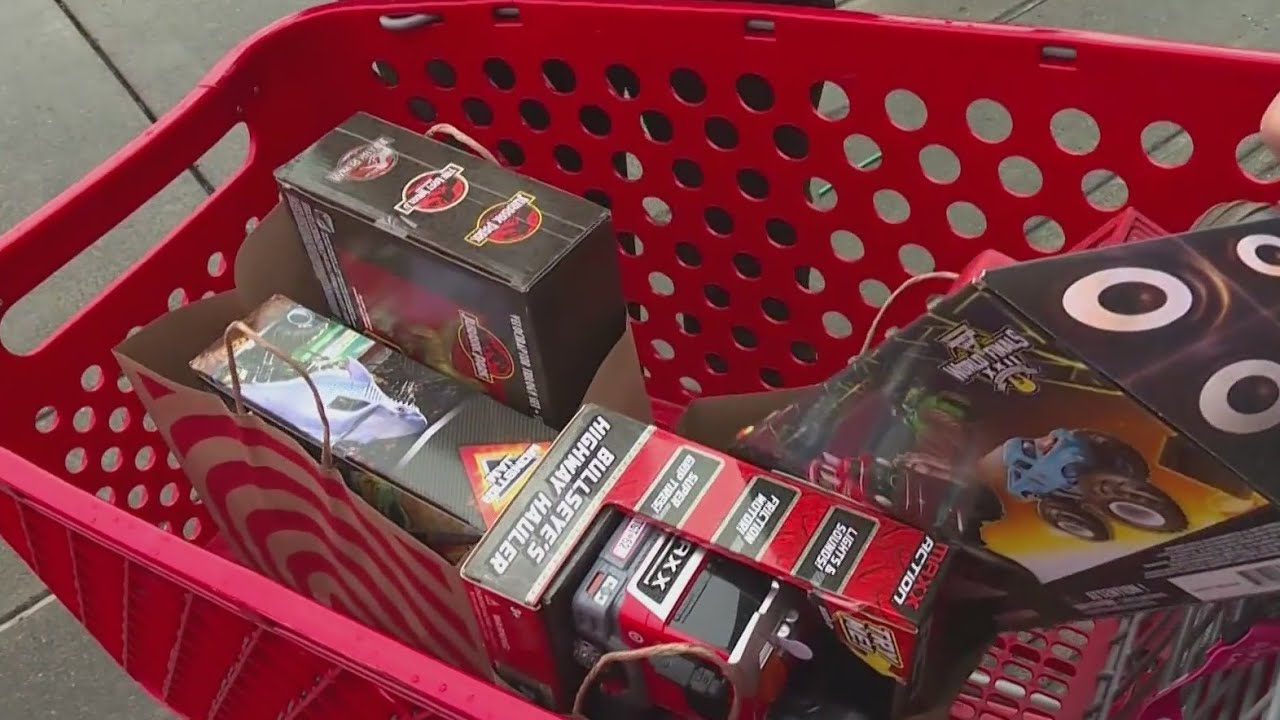 Beaverton shoppers on the hunt for last-minute Christmas gifts