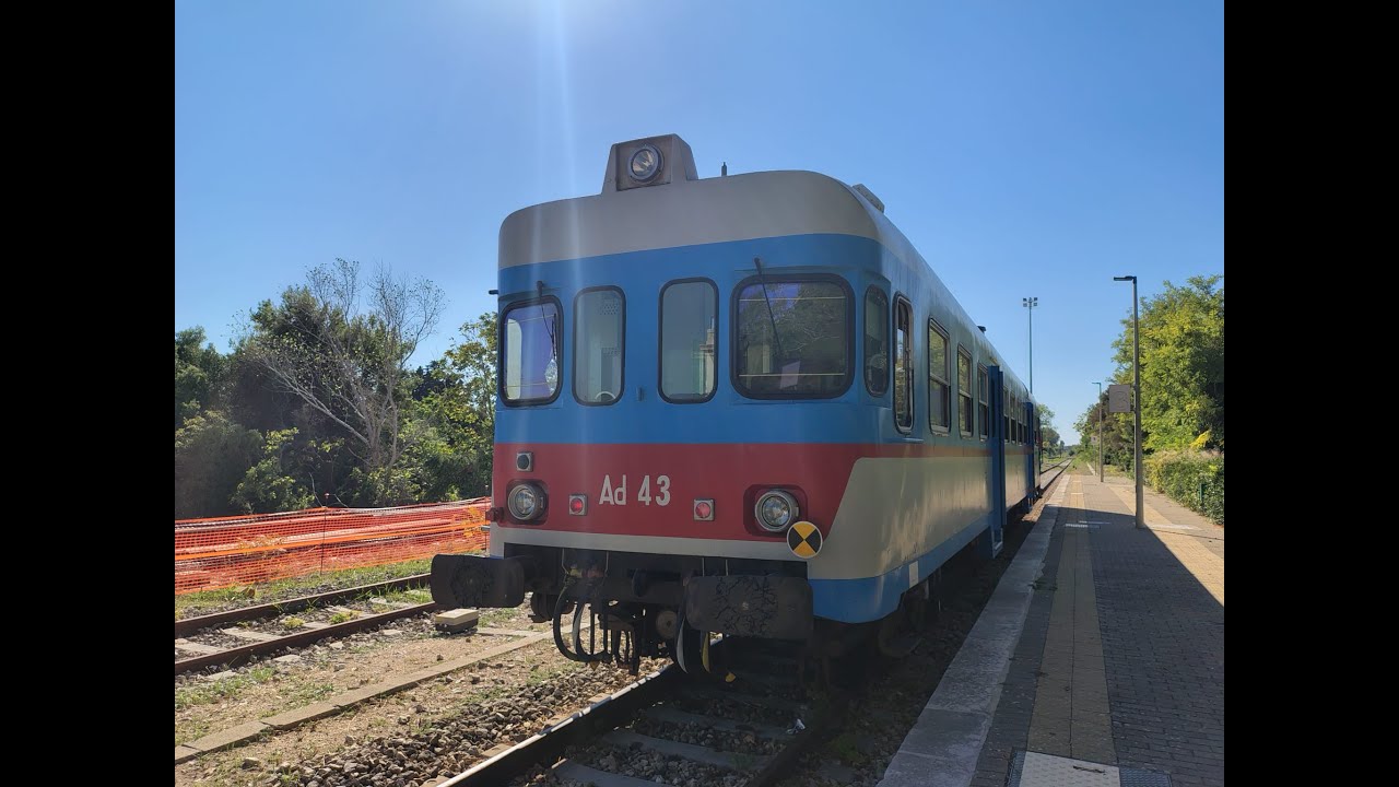 Arrivo e partenza di una aln668 serie AD31-45 di ferrovie del sud est ad Otranto