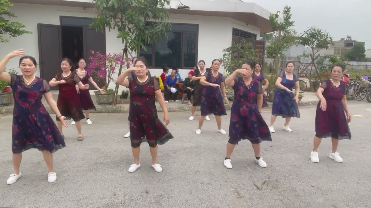 Dân vũ . Gặp nhau giữa rừng mơ. Câu lạc bộ dưỡng sinh phố 8 phường Quảng Phú 