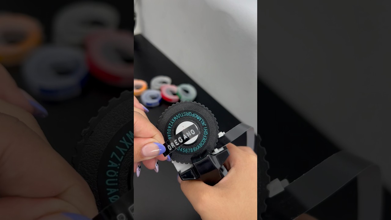 Etiquetando os temperos  com rotuladora manual