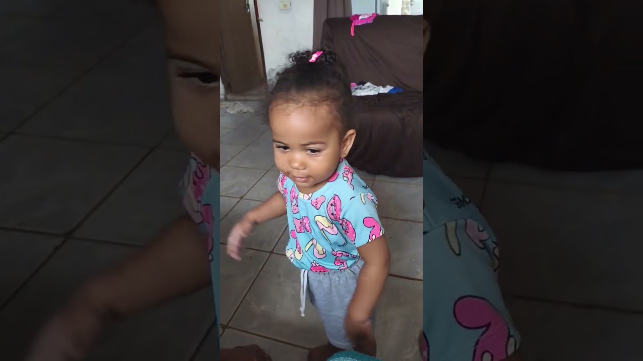 Ayla cantando e dançando árabe 😁