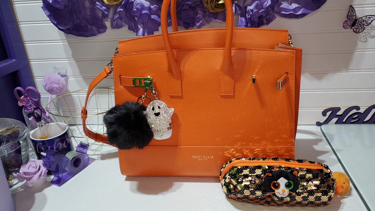 WHAT'S IN MY BAG TEDDY BLAKE HALLOWEEN EDITION 🎃