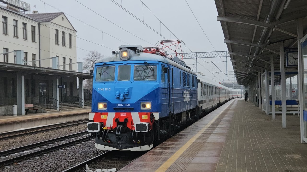 Nowa siódemka SKPL-u EU07-320 wraz ze składem byłych wagonów DB Mija stacje Częstochowa Stradom 