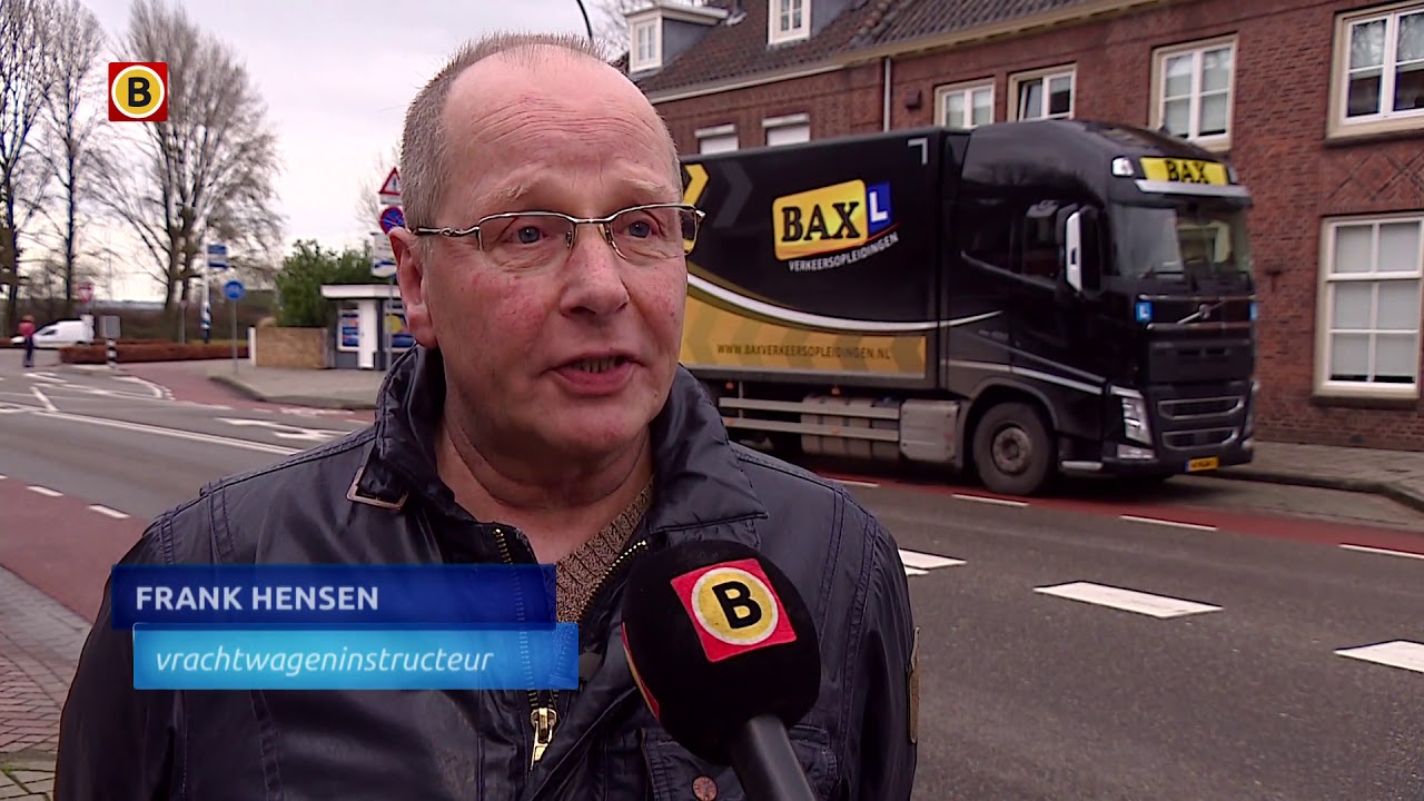 Weer een vrachtwagen klem gereden bij viaduct Waalwijk