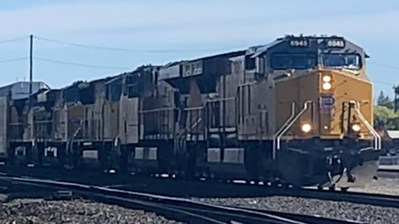 Roseville Railfanning: Westbound Autorack through the Roseville Sub