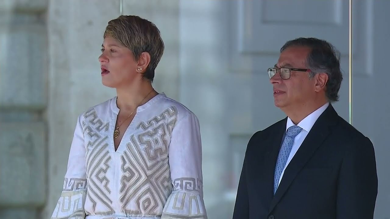 Los Reyes reciben con honores al presidente y la primera dama de la República de Colombia