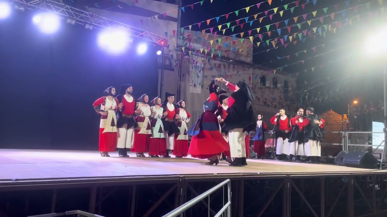 Ass. Culturale Brathallos e Tenore Su Connottu di Fonni ( ballu sartiu ) a Oliena