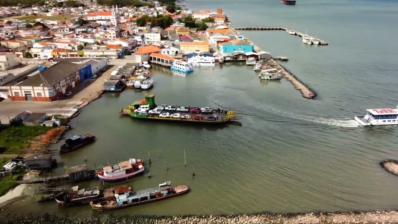 Balsa chegando em São José do Norte.RS.Brasil