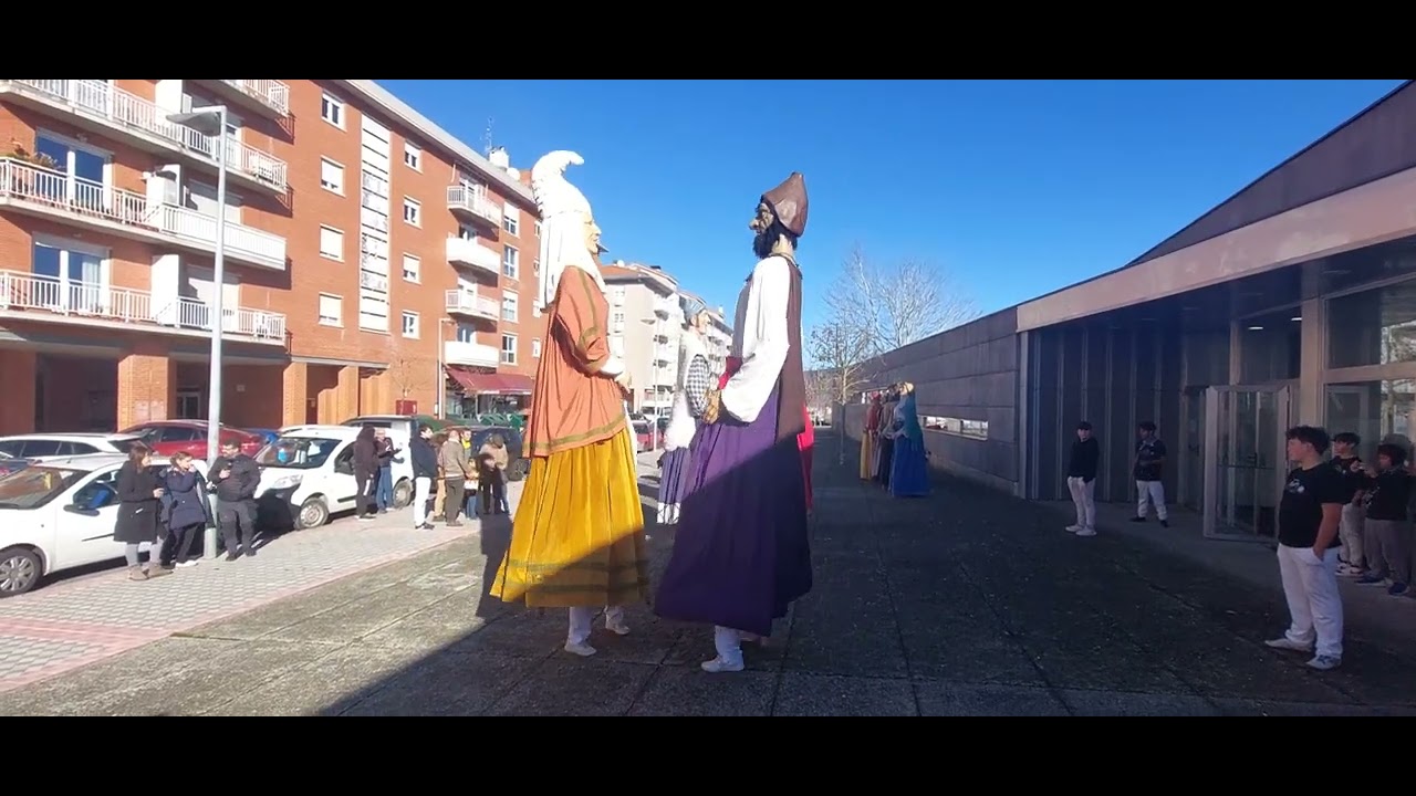 Gigantes de Mendillorri/Mendillorriko erraldoiak. Inauguración expo en el civivox Erraldoi haundiak.