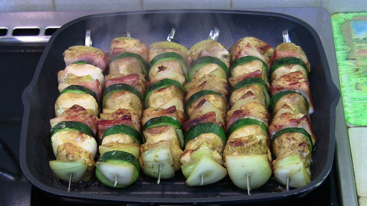 Szaszłyki drobiowe z pieczarkami i cukinią