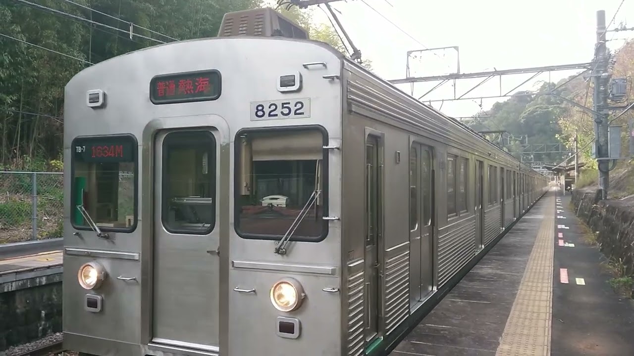 伊豆急8000系と伊豆急8000系「銀色電車復刻カラー」＆伊豆急8000系 伊豆多賀到着＆発車