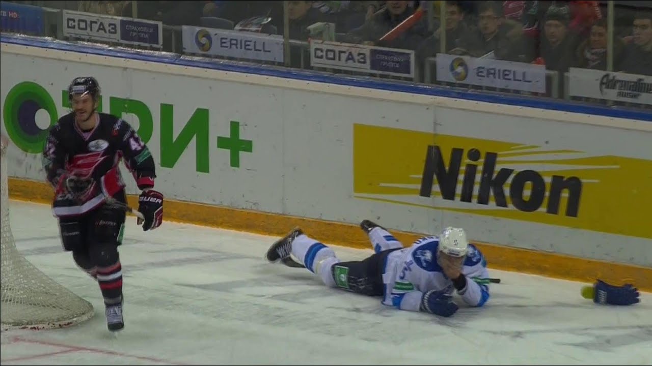Коларик сравнивает счет после спорного силового / Kolarik ties the game after questionable hit
