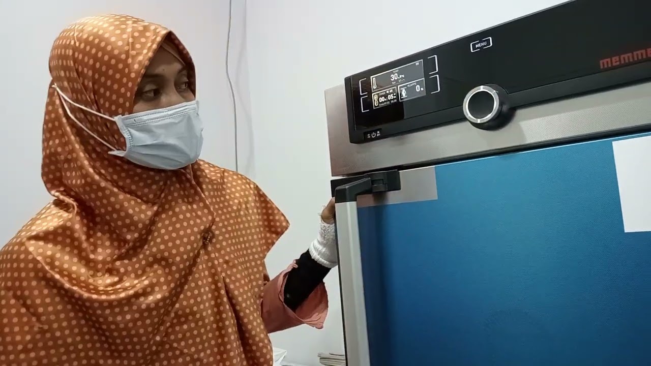 Oven Memmert untuk memanaskan atau mengeringkan peralatan laboratourium