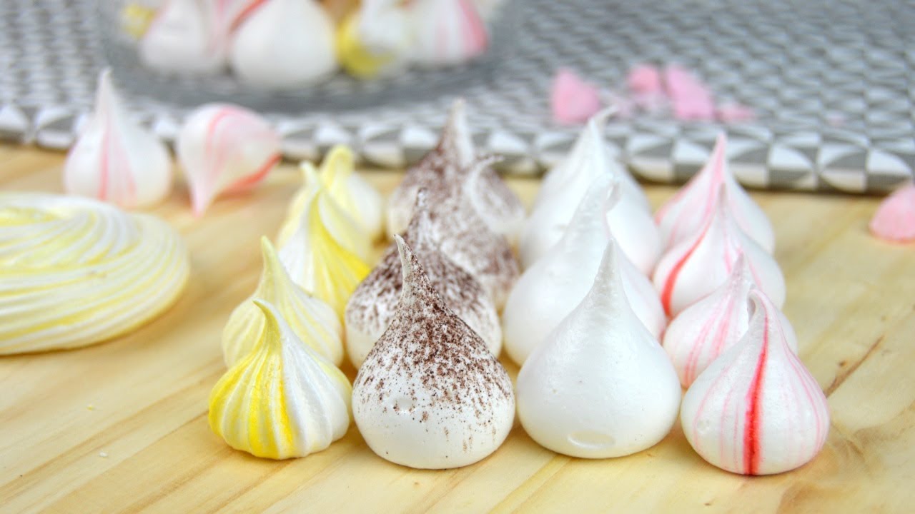 Petites meringues françaises colorées