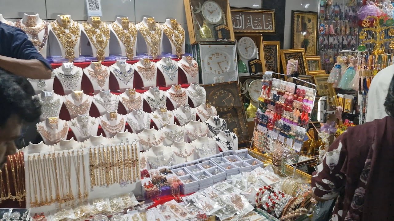 Flea Market Walkthrough | Haji Ali – Mumbai Street Tour|  Best Street Finds & Bargains!