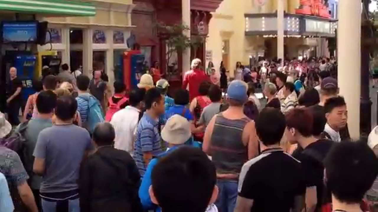 Austin Powers street dance at Warner Brothers Movieworld