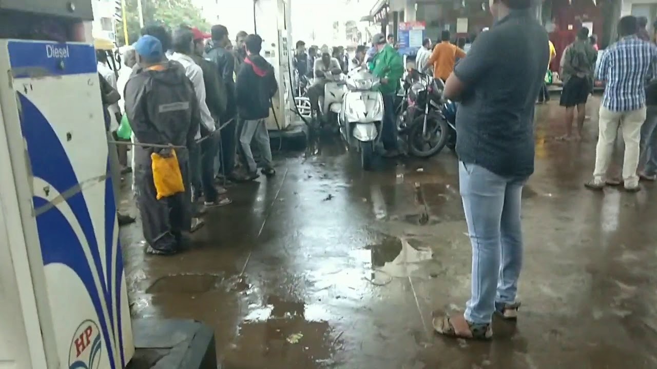 Crowd of people for petrol | People waiting for Electricity | Kolhapur Petrol Pump