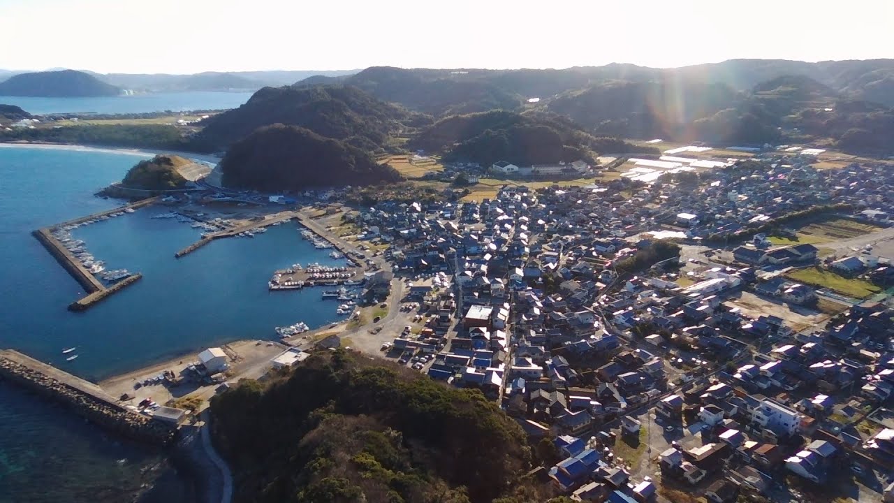 佐賀ドローン（02唐津市　湊町の街並みと神集島へ向かう船）