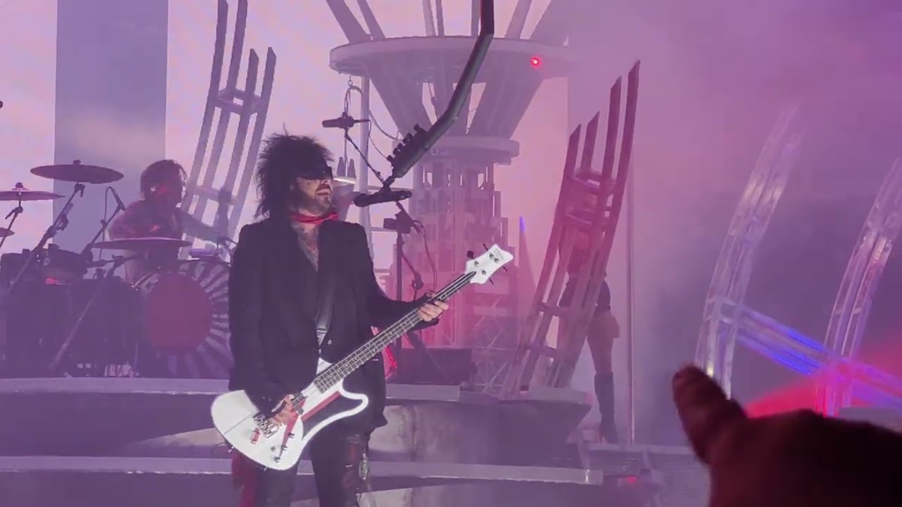 Mötley Crüe-Wild Side +opening video 2022