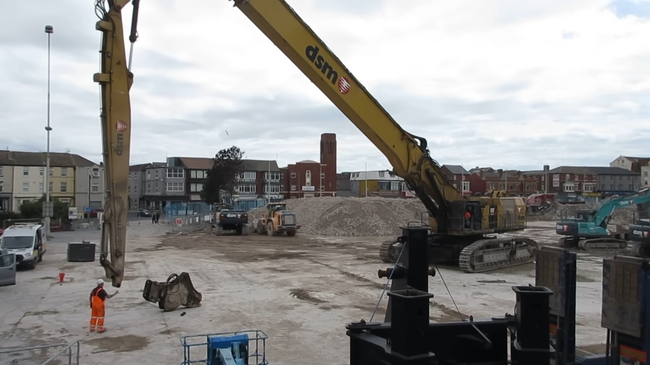 BIG BEAUTIFUL BEAST PART 2 SOME CLIPS  FROM HIGH REACH BEING SET UP BLACKPOOL DEMOLITION 05/07/2025
