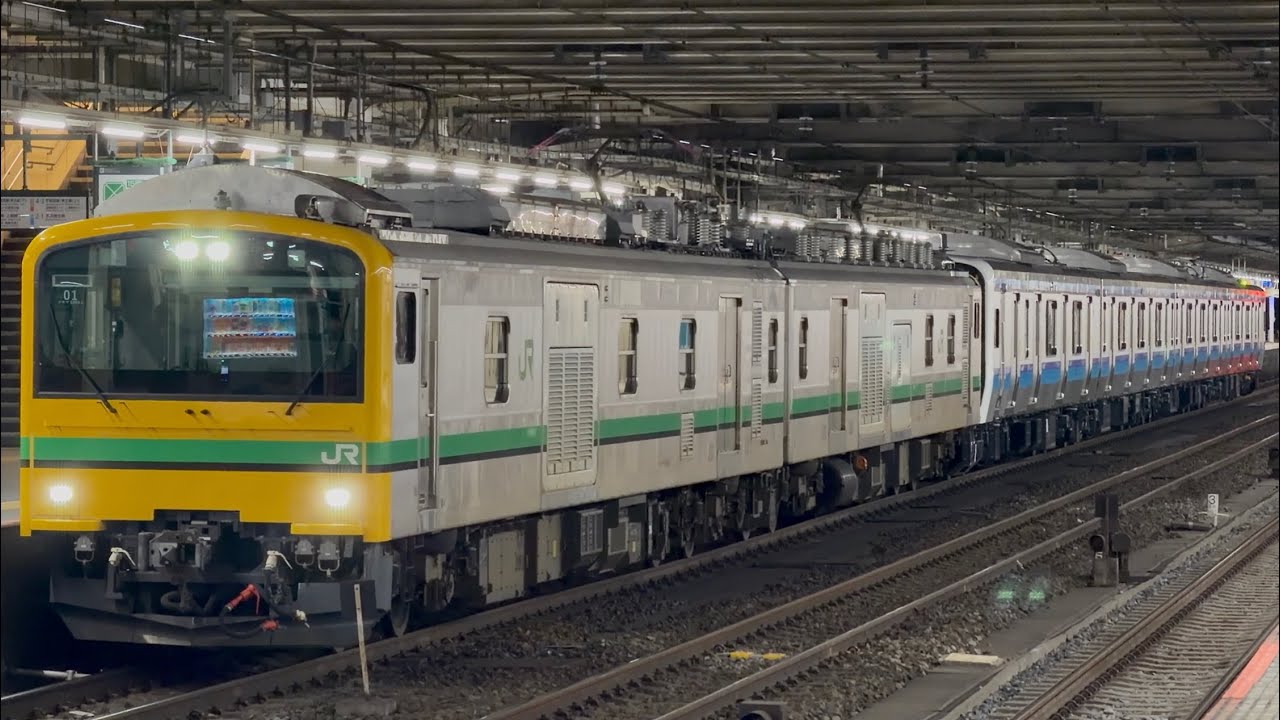 【4K高画質】【仙石線用新型車両の第１２編成  新津出場新製配給】クモヤE493系オク01編成＋E131系800番台ｾﾝN12編成が大宮駅6番線に到着停車〜発車！（配9744M）2026.2.20