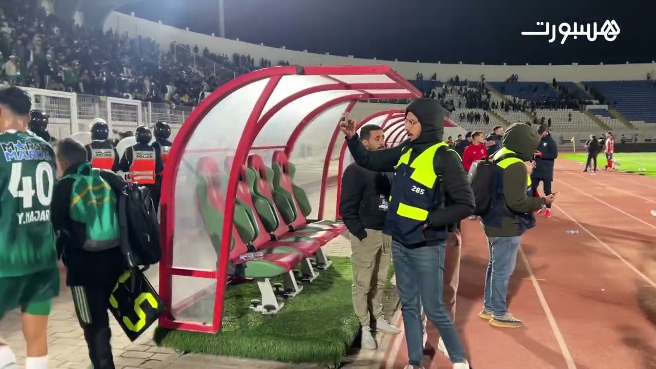 لاعبو الرجاء يغادرون ملعب العربي الزاولي وسط غضب الجماهير بعد التعادل مع المغرب التطواني