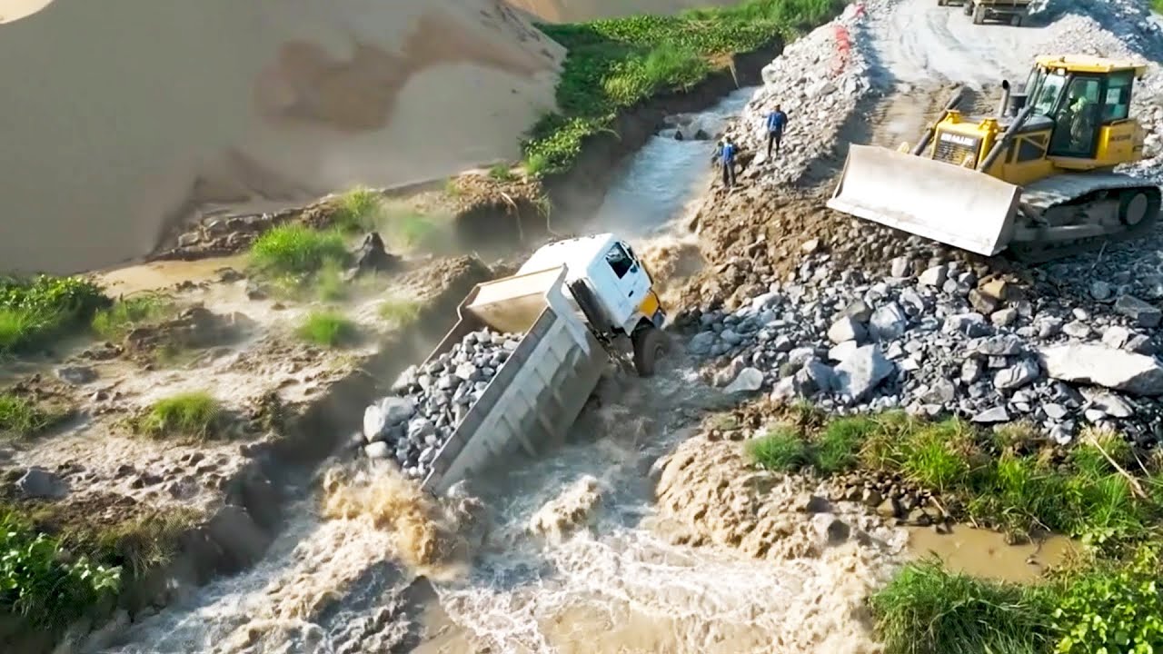 OMG 😱 Unexpected!! One Mistake Away 😬 Dump Truck at the Edge of Collapse Skills Recovery