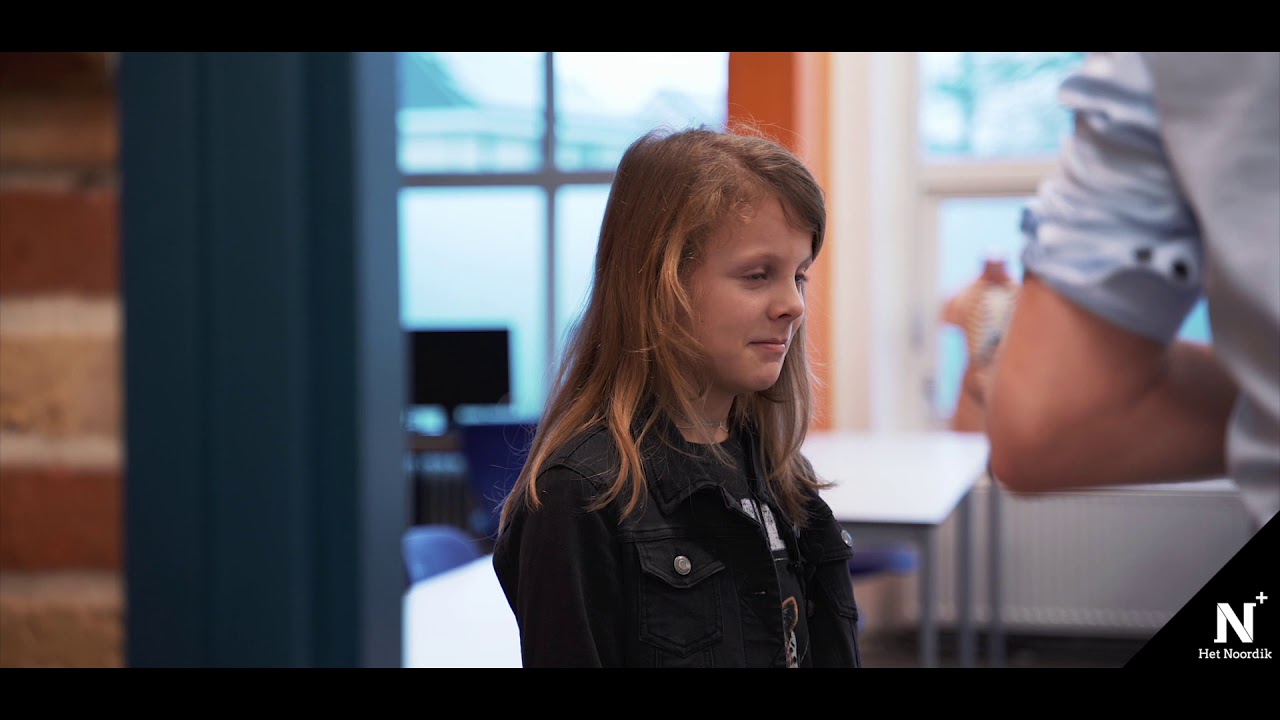 VH - Meester Bram krijgt een rondleiding door school.