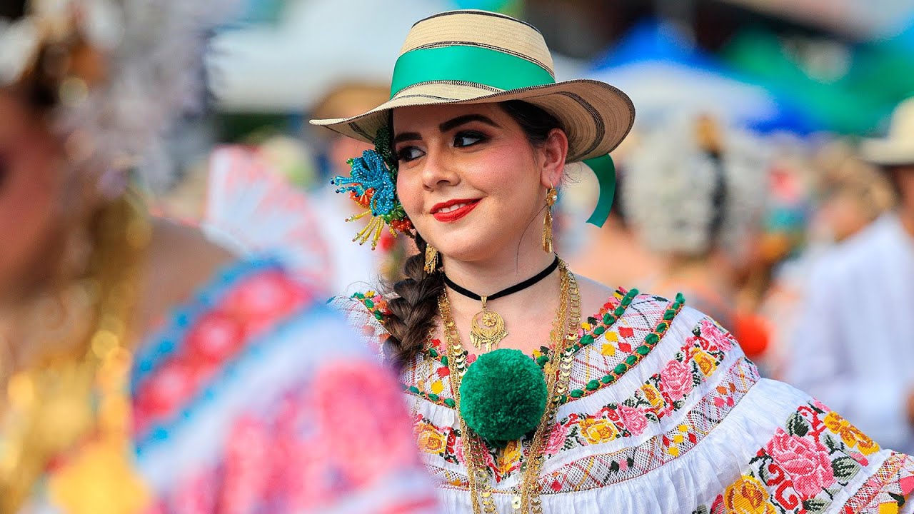 Presidente Mulino participa en el Desfile de las Mil Polleras en Las Tablas